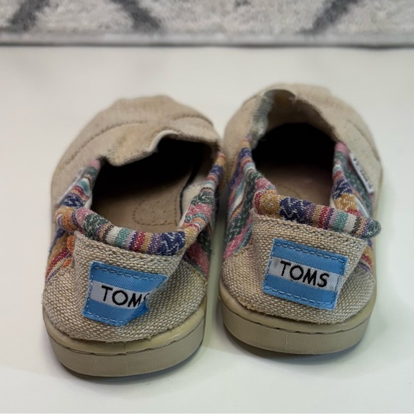 2/$20 Toms Girls Size 2 Khaki Canvas Slip On Loafer Flats Youth Aztec Burlap - Picture 4 of 7